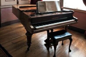 difference between acoustic and digital piano